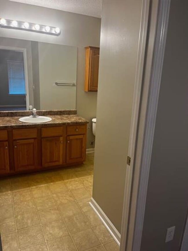 Building Photo - Townhome Living Made Easy: Your 2-Bed, 2-B...