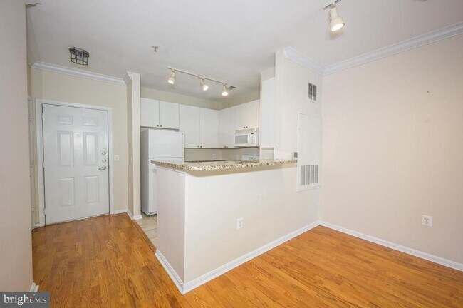 Building Photo - 2765 Centerboro Dr