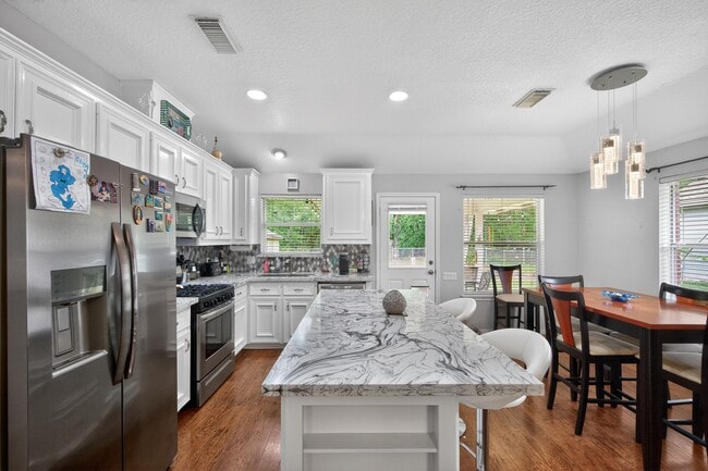 Building Photo - 1017 Pin Oak Dr