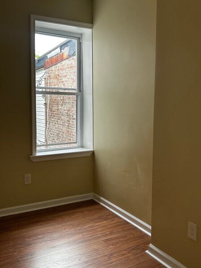 Building Photo - 3 bedrooms 2 bathrooms