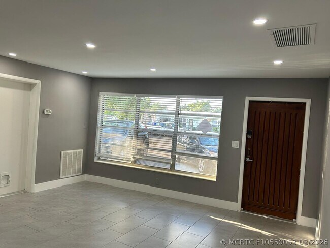 Building Photo - 1120 NE 23rd Pl