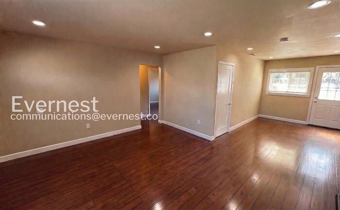 Building Photo - 1936 Shoreview Ave