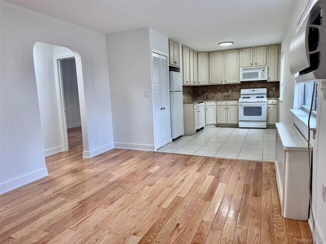 Building Photo - 255-55 75th Ave