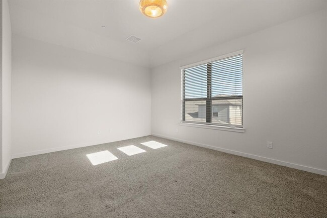 Building Photo - 2500 FOREST CREEK Dr
