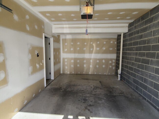 Building Photo - 3 bedroom,  2 1/2 bath town home in Waynesboro PA END UNIT