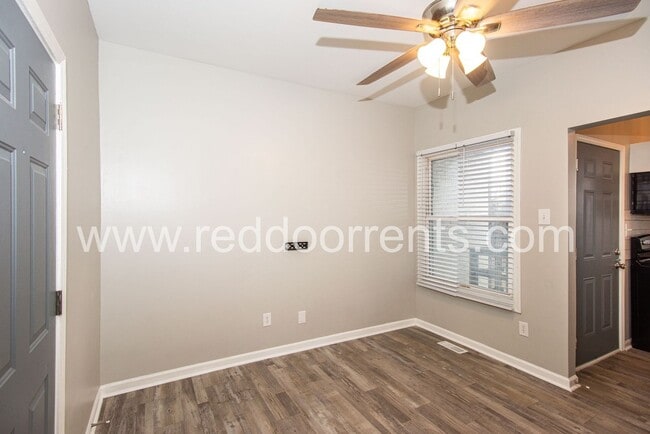 Building Photo - 1329 E Market St