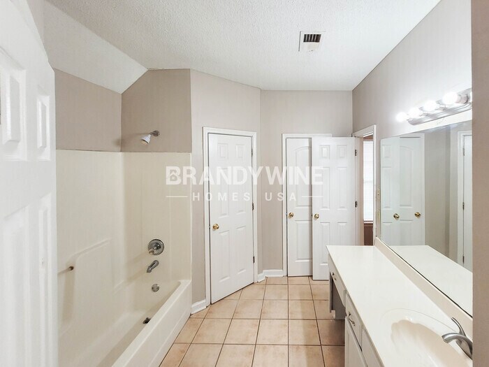 Building Photo - 4431 Grand Pyramid Dr