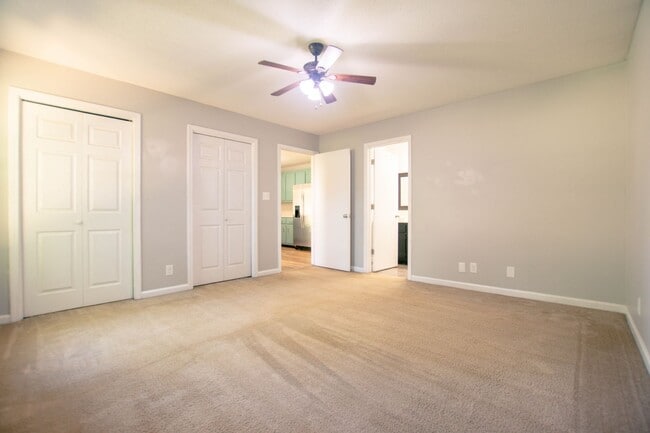 Building Photo - Updated Three Bedroom!