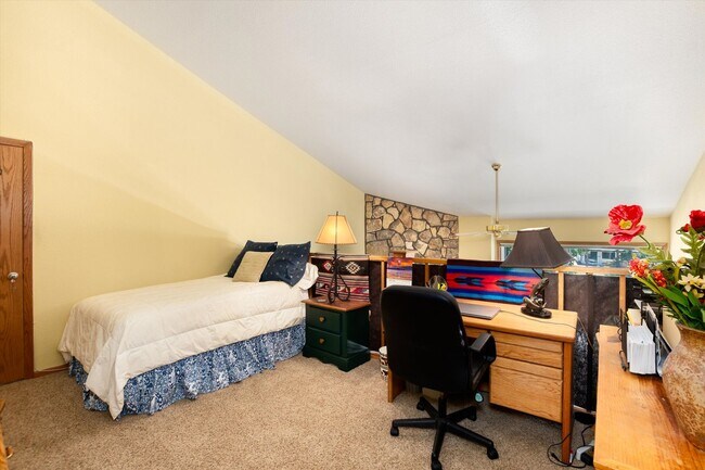 Building Photo - Price Reduced– Winter Seasonal Lease, Available Now through the end of May. Furnished with Utilit...