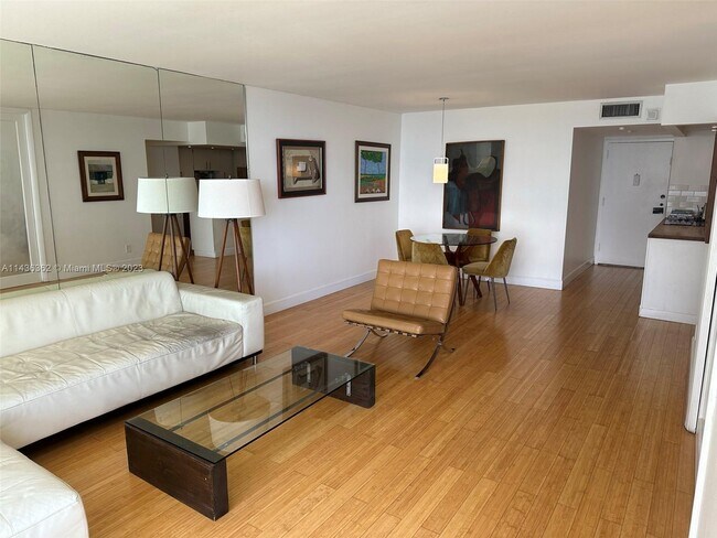 Building Photo - 1440 Brickell Bay Dr