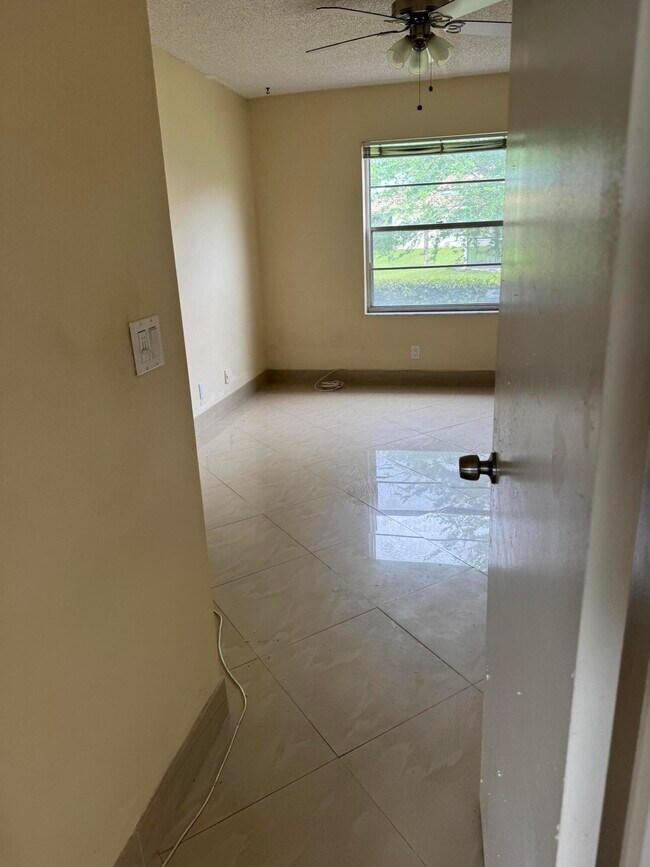 Building Photo - 9921 Three Lakes Cir