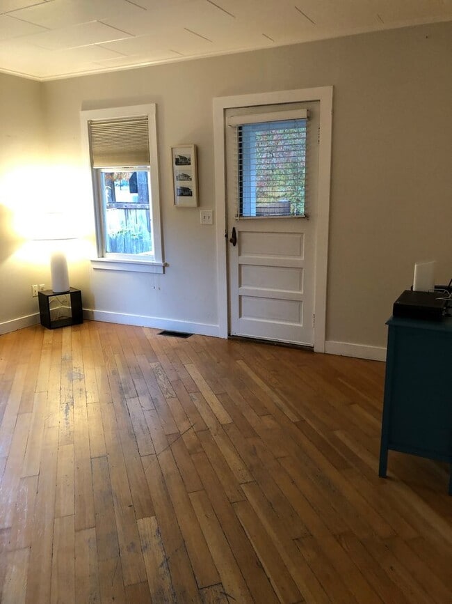 Building Photo - Adorable Two-bedroom Ballard Cottage