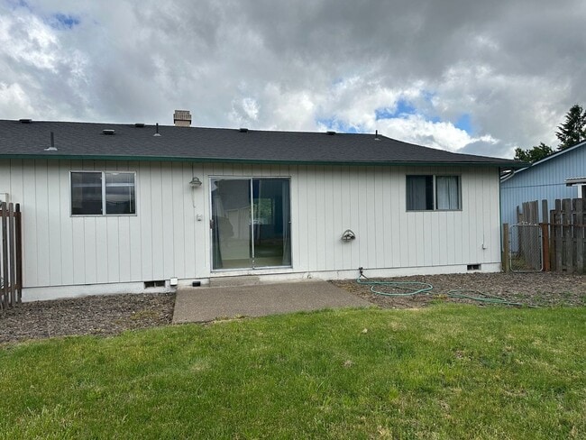 Building Photo - Updated 2 bed 1 bath dulpex in Springfield!