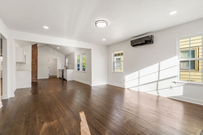 Building Photo - Stunning 2 Bedroom 2 Bath in the heart of Tulsa!