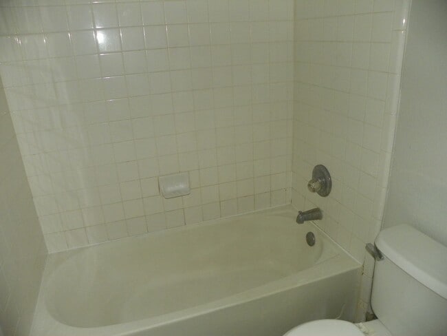 Building Photo - 2221 Creekside Ln