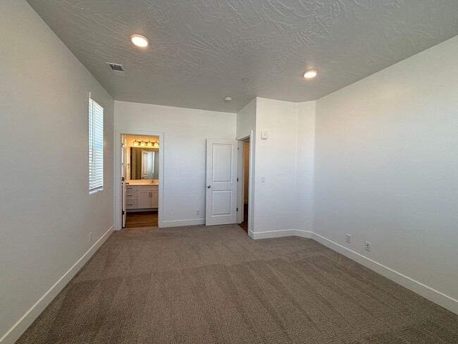 Building Photo - 1 BEDROOM APARTMENT FOR RENT IN DESERT COLOR!
