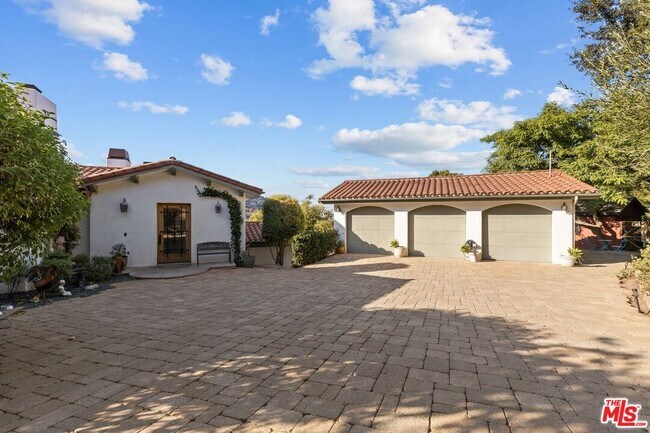 Building Photo - 2373 Tuna Canyon Rd