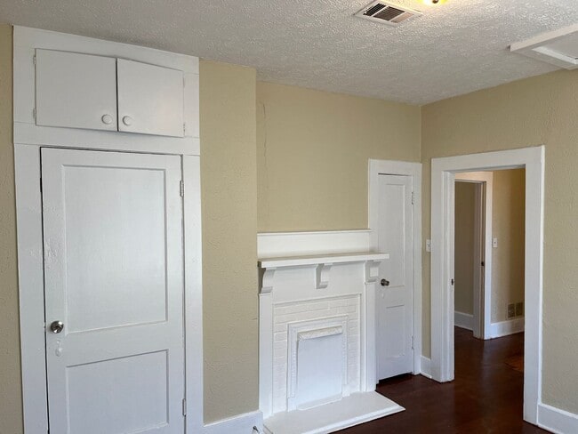Building Photo - **AVAILABLE NOW**Total Electric**4 Bedroom...