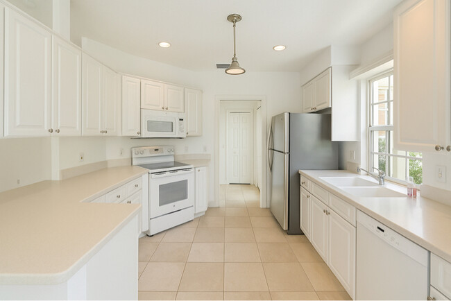 Building Photo - 12040 SW Elsinore Dr