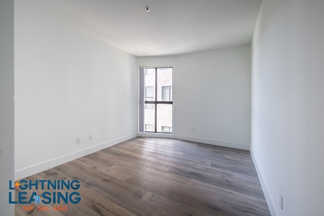 Building Photo - Sleek and Spacious Two-Bedroom with Breath...