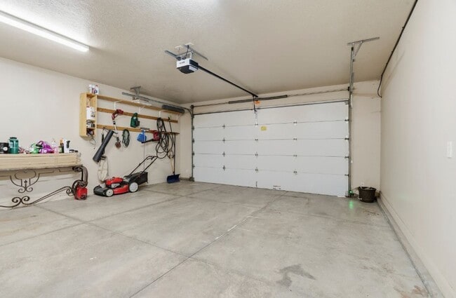 Building Photo - FULLY FURNISHED 3 Bed/2.5 Bath Home!
