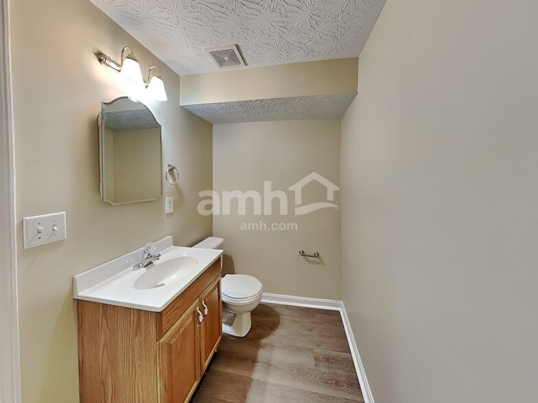Building Photo - 725 Kent Cir