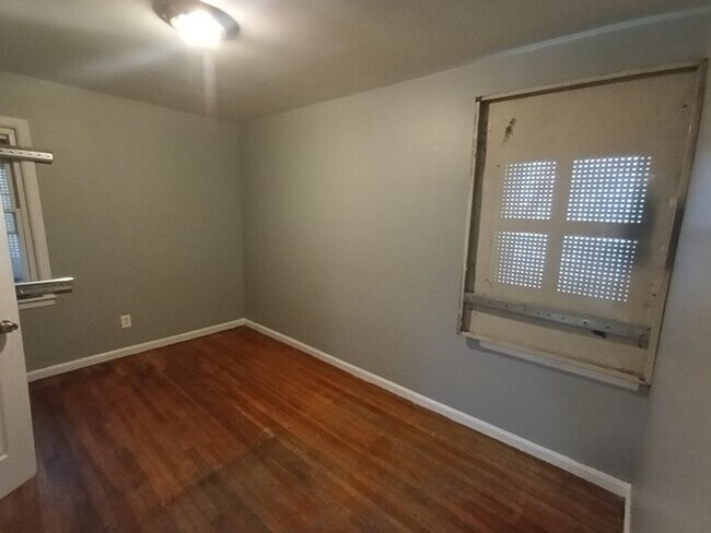 Building Photo - EAST SIDE - 3bd Brick Bungalow $1100/mo