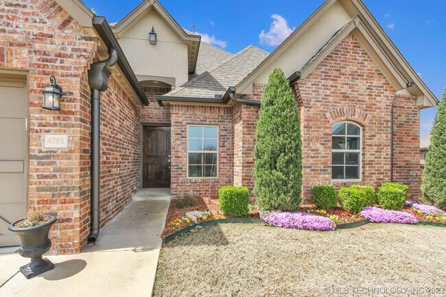 Building Photo - Beautiful 4 Bed 2 Bath Home with 2 car gar...