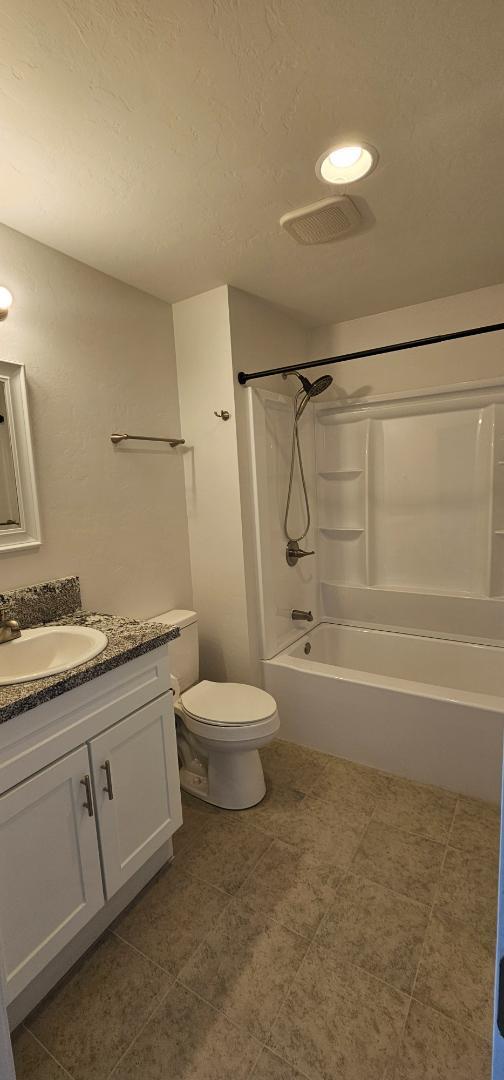 Building Photo - 537 E Ash St