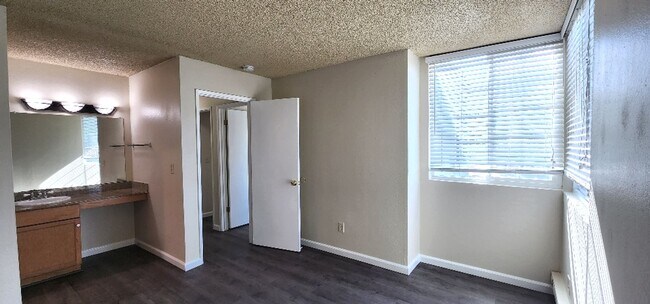 Building Photo - North Camino Alto - 255