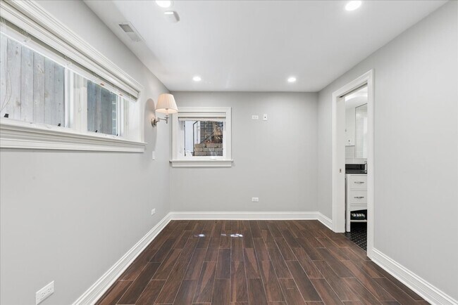 Building Photo - 1441 W Wolfram St