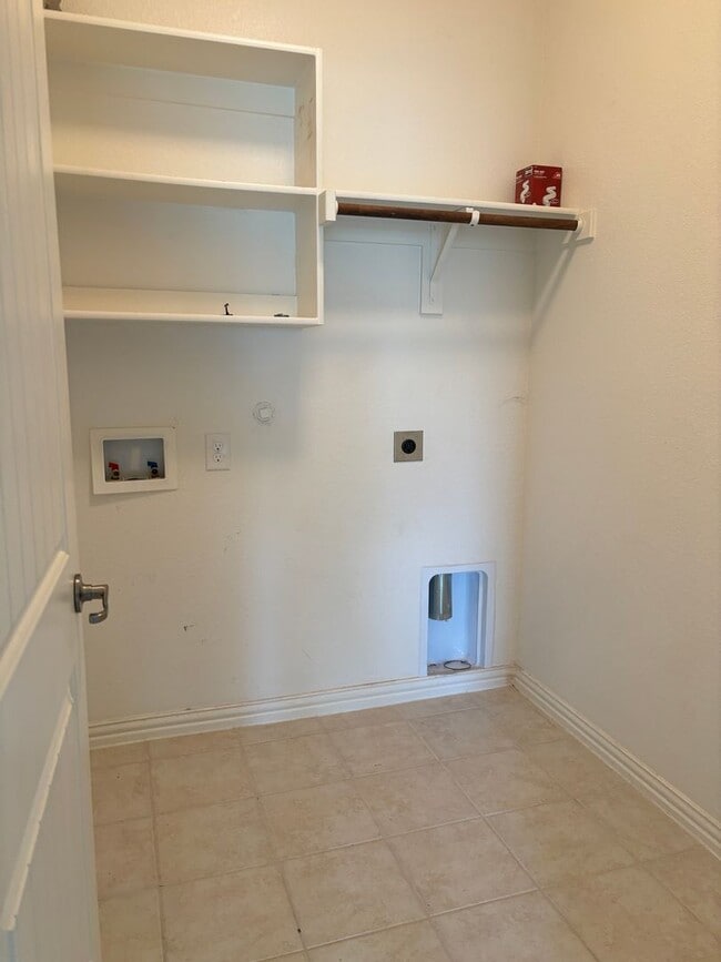 Building Photo - 3/2/2 Ready to Go! Located on the greenbelt!