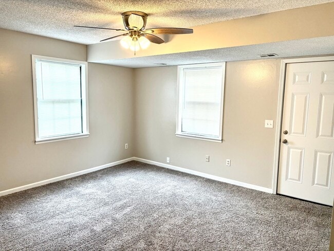 Building Photo - 115-115 W Foxwood Dr