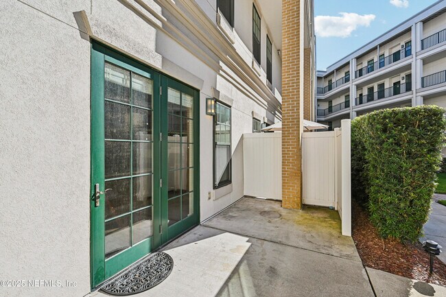 Building Photo - 1661 Riverside Ave