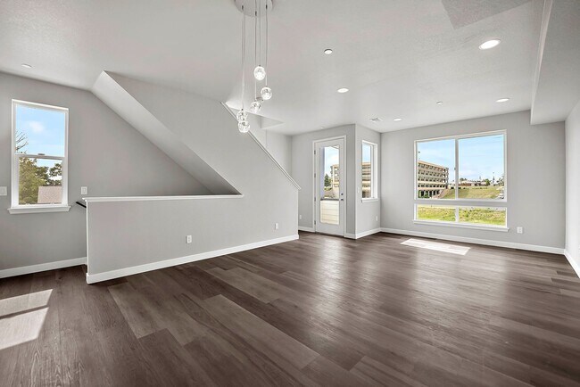 Building Photo - Last Townhouse Available! Beautiful Newer Build Close to Overlook Station