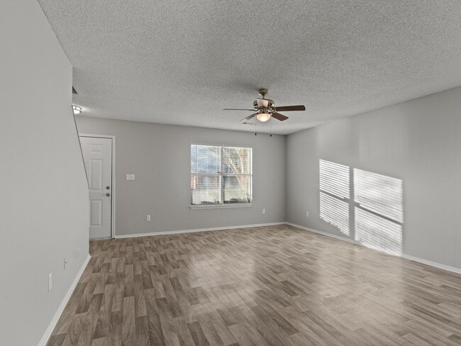 Building Photo - Three Bedroom/Two Bath Townhome