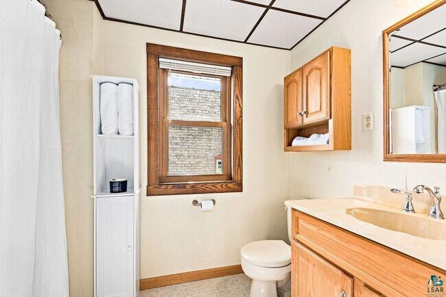 Building Photo - Available For A July/August 1st - 3 Bedroo...