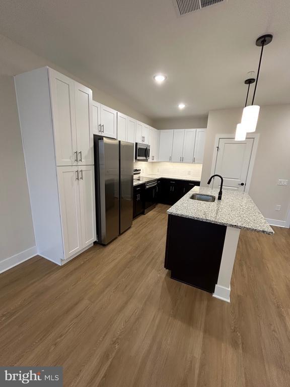 Building Photo - 624 Main St