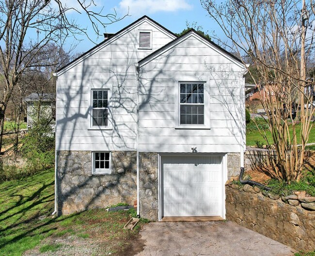 Building Photo - Charming 2 Bedroom Home with Fenced Yard in North Chattanooga!