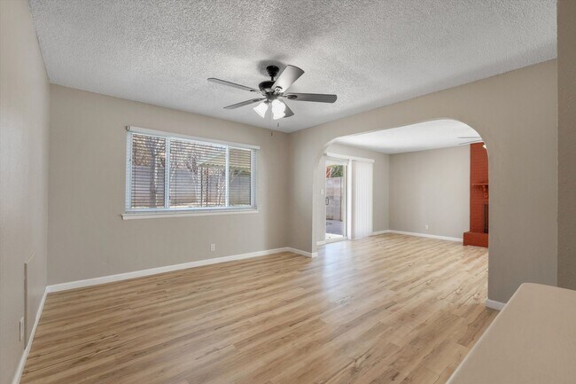 Building Photo - For Rent with Move-in Special ($1,200 off Base Rent ) | 3 Beds 2 Bath | 2 Car Garage |  NE Height...