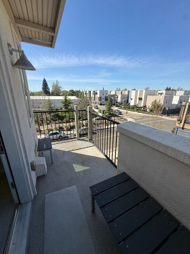 Building Photo - 2 bed | 2.5 bath | 1014 SF | 1 Car Garage | Tri-level condominium| Owner pays WS&G!