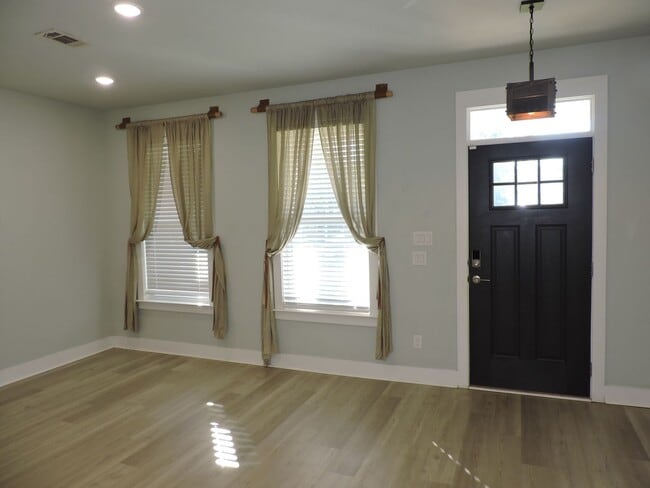 Building Photo - Easy access to interstate, shopping & downtown Pensacola!