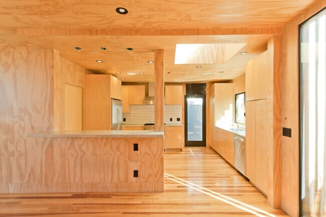 Building Photo - 2460 Beverley Ave