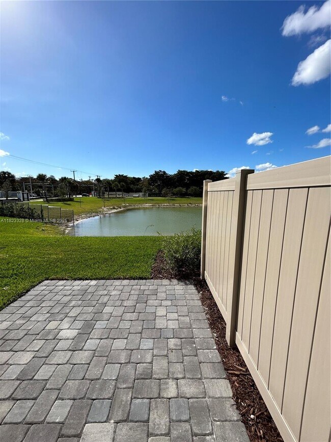 Building Photo - 2112 Appleton Cir S
