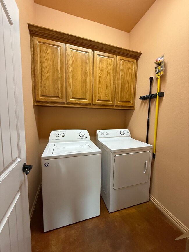 Building Photo - Acreage - HORSE PROPERTY - Peaceful Country Living