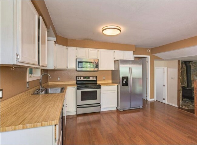 Building Photo - Cozy 3BR Home in Quiet Neighborhood – Gara...