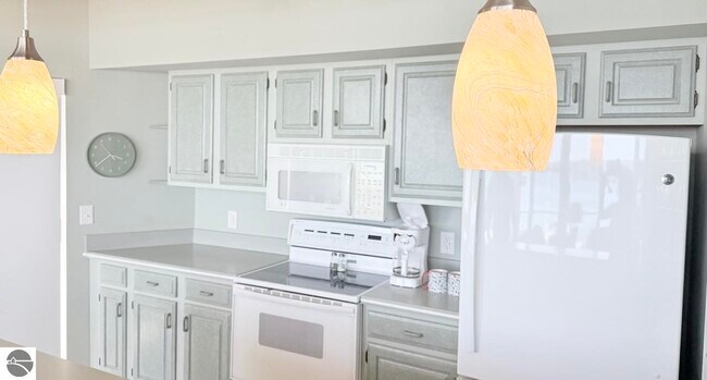 Building Photo - 776 N Yacht Club Dr