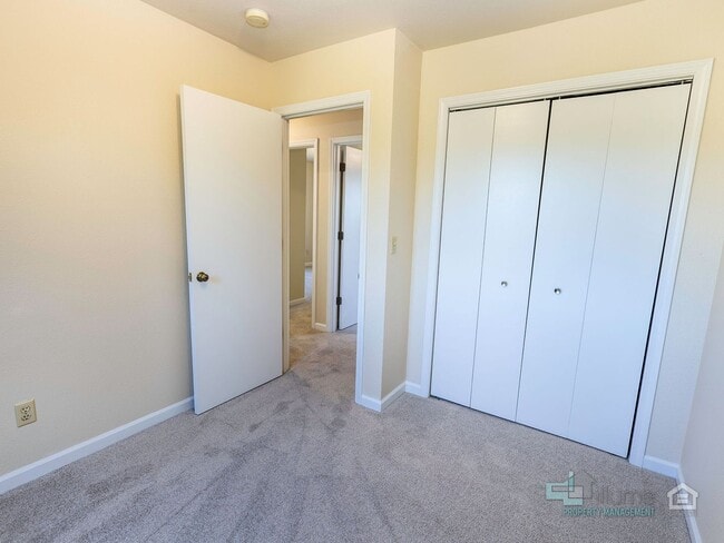 Building Photo - 3493-3493 Hawthorne Ave NE