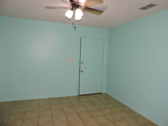 Building Photo - Convenient Norttheast location!