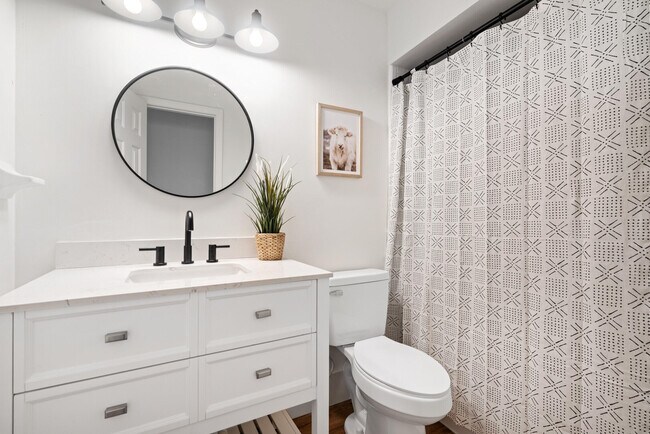 Building Photo - 1019 Larch Way